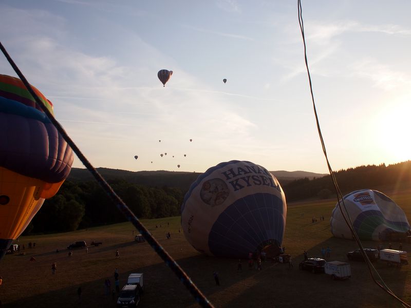 Vzlet horkovzdušných balónů nad Bouzovem