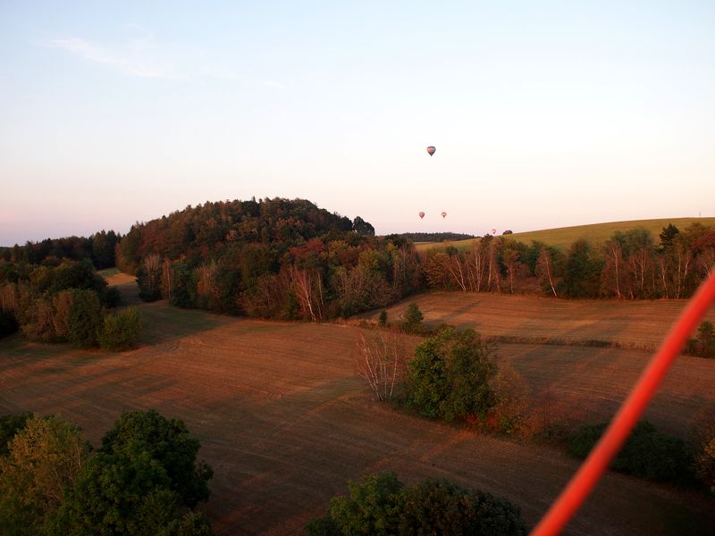 Let balónem při západu slunce