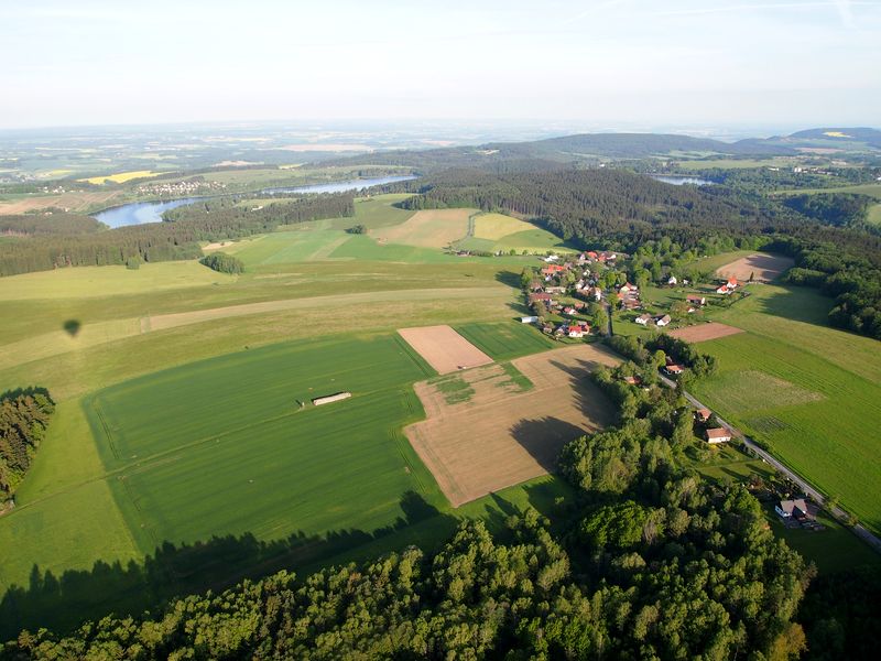Foto z balónu s krásným výhledem na českou přírodu