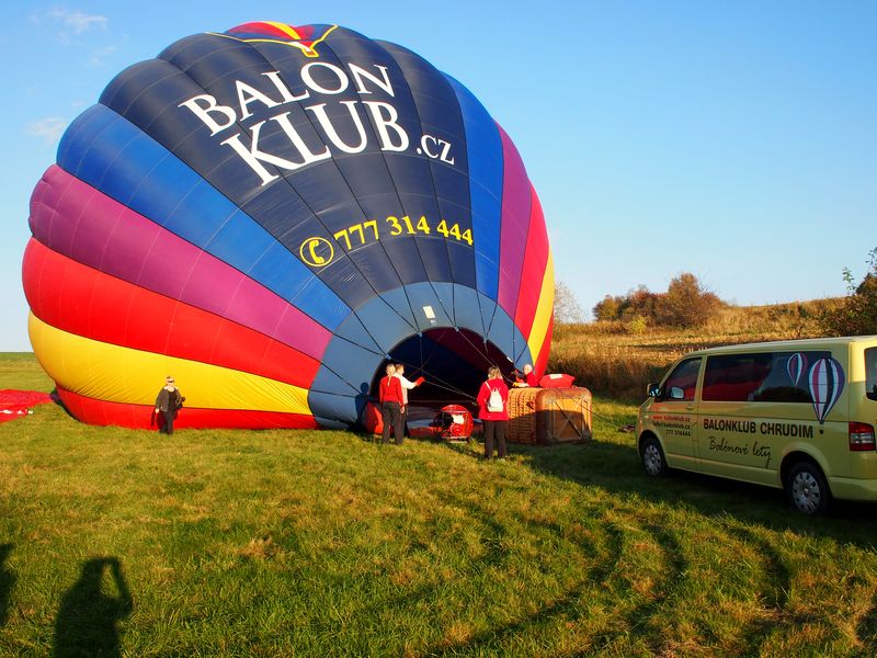 Nafukování barevného balónu firmy Balonklub.cz