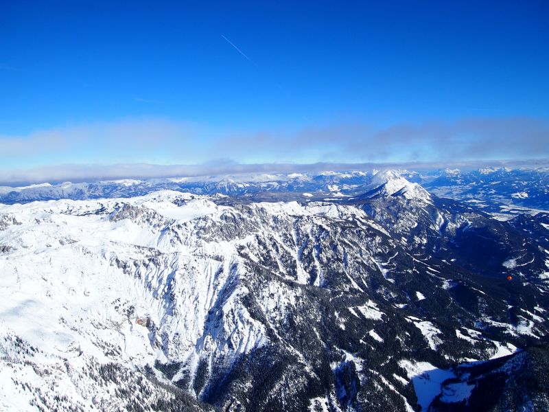Výhled z balónu na krásně zasněžené Alpy
