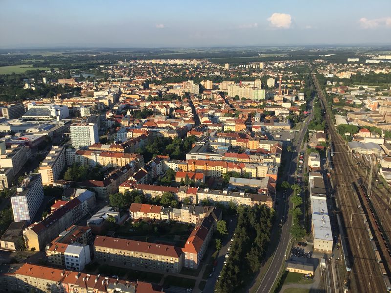 Výhled z balónu na ubytovací jednotky v Pardubicích