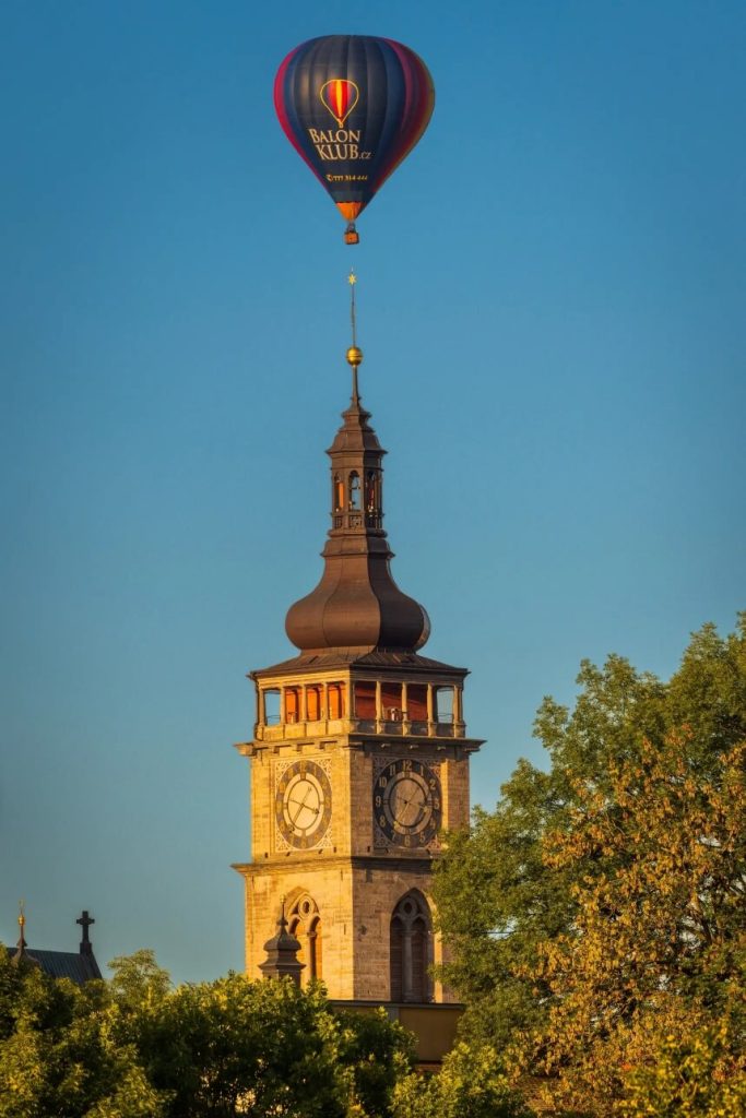 Let balónem nad Bílou věží.