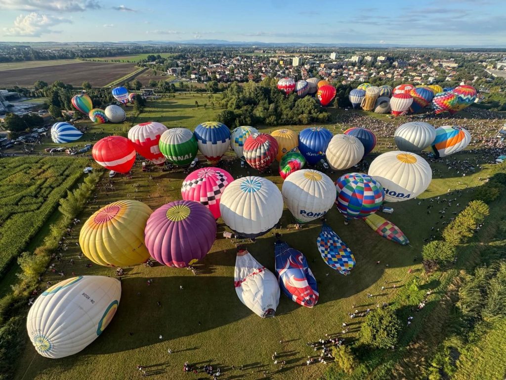 Hromadný start balónů z louky u ulice Akademika Bedrny v Hradci Králové